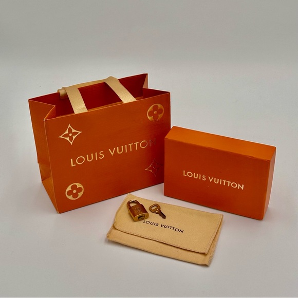Louis Vuitton Reverse Monogram Cardholder - Picture 5 of 8